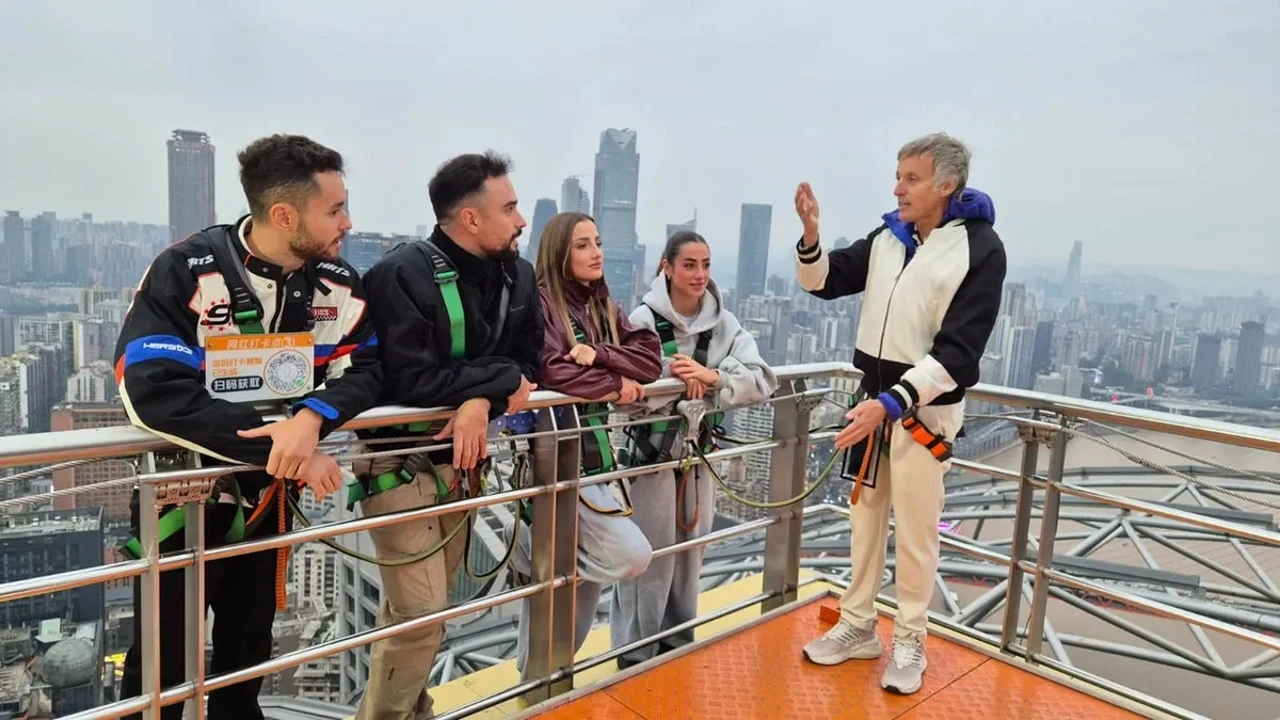 ‘Universo Calleja’ aterriza en China: los nuevos famosos que acompañan al aventurero de Mediaset