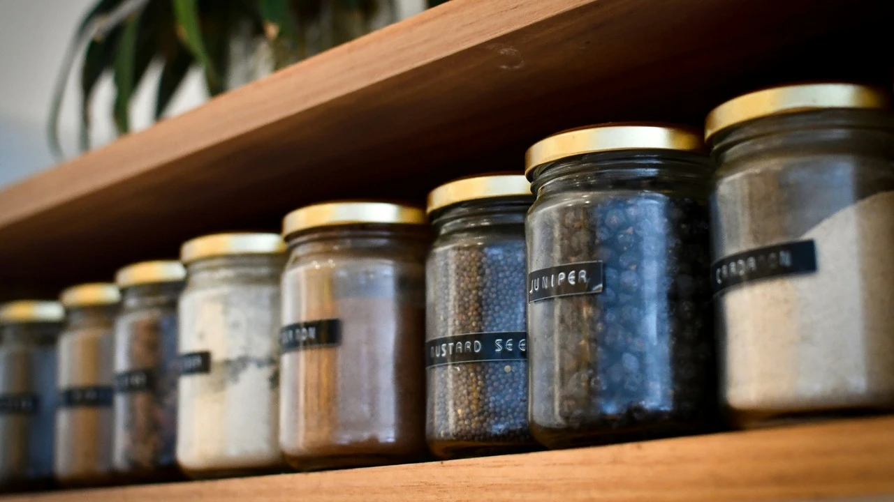 La idea viral para convertir frascos vacíos en especieros DIY y darle un toque creativo a tu cocina