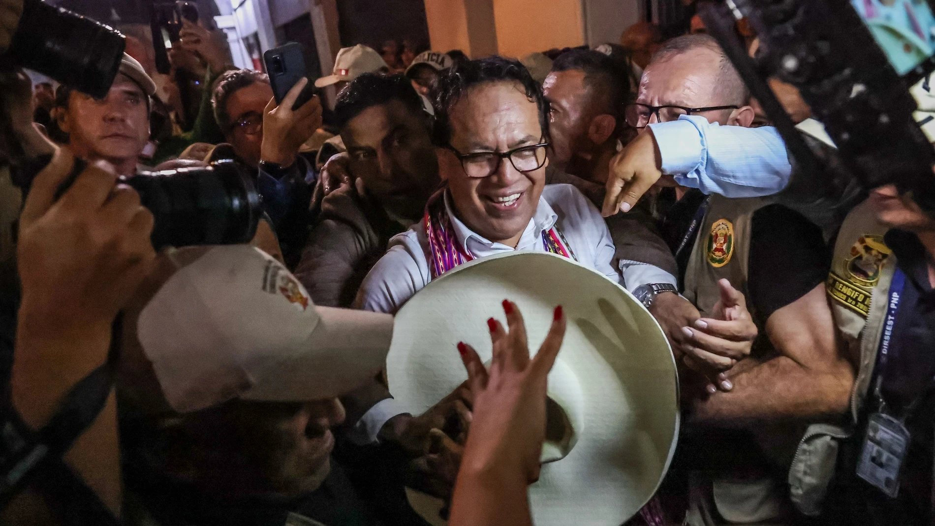Tensión electoral en Perú sin un ganador claro