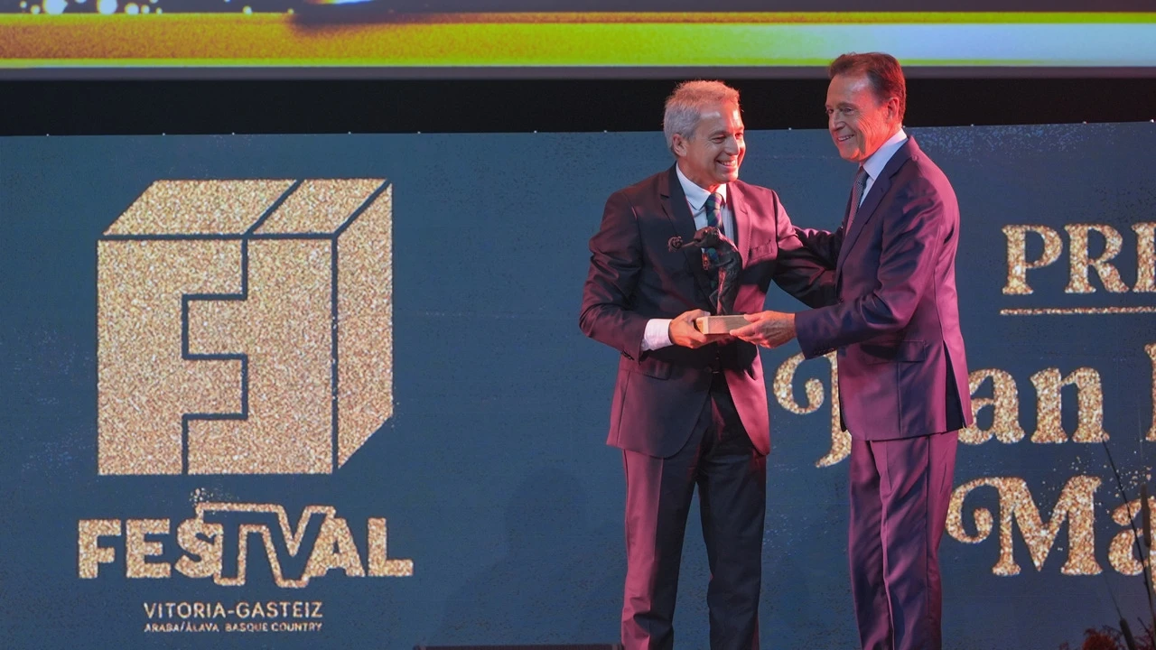Matías Prats irrumpe en el FesTVal para entregar por sorpresa el Mainat a Vicente Vallés