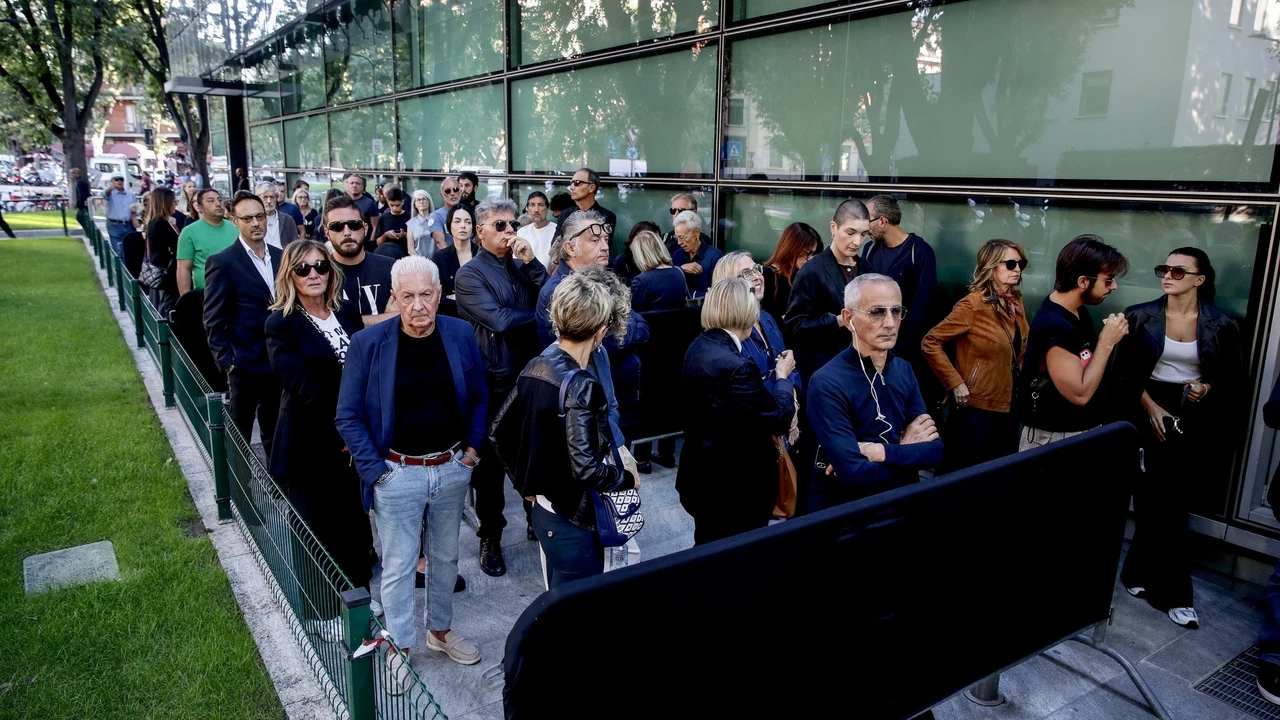 6.000 personas despiden a Armani en el primer día de su capilla ardiente: las celebridades que han dado su último adiós