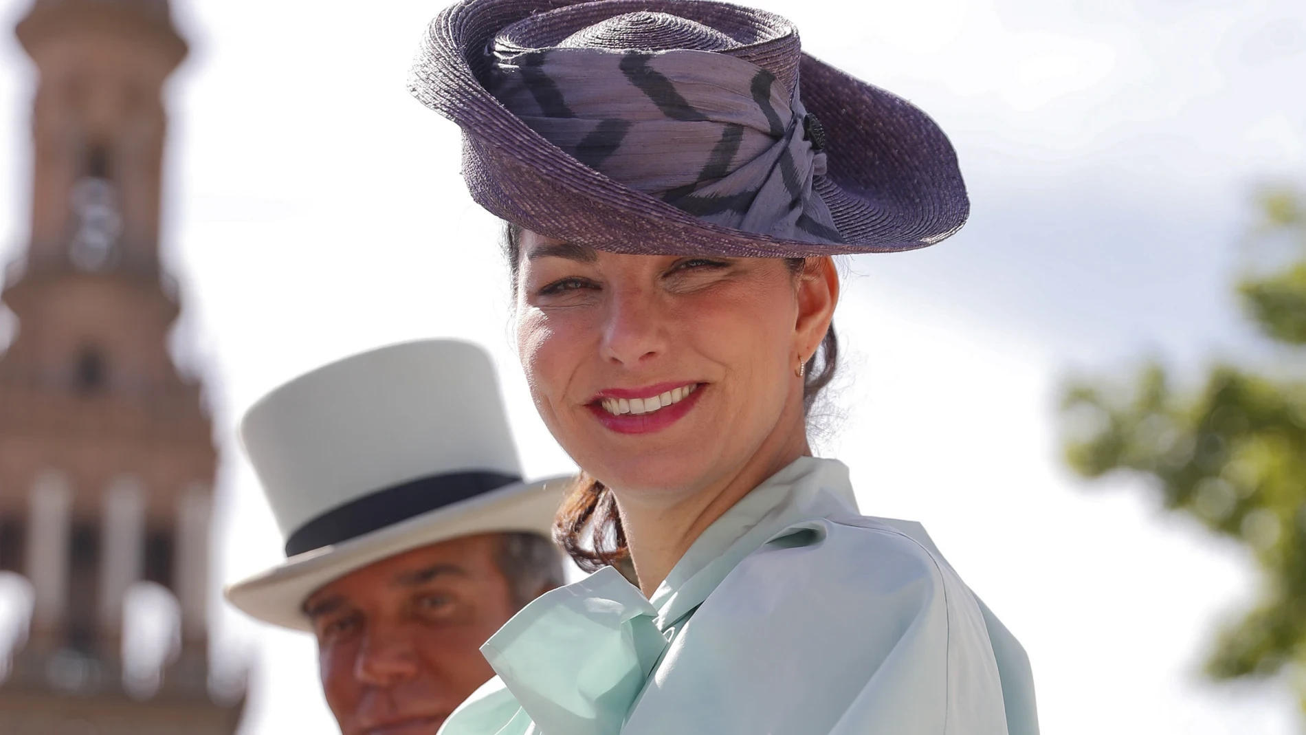 Rocío Peralta se adelanta a la Feria de Abril con la fórmula infalible de invitada: blusa romántica y falda de cintura alta