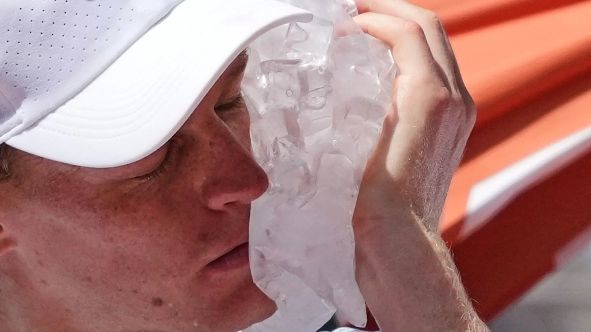 Qué hay detrás de los problemas de Jannik Sinner con el calor en los partidos más duros