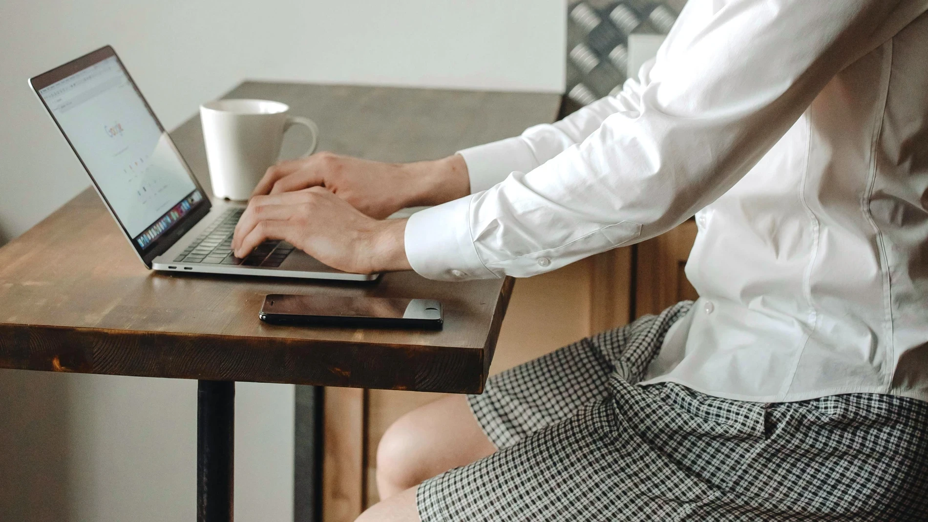 La medida contra el calor que ha abierto un inesperado debate en Japón: ¿pantalón corto en el trabajo?