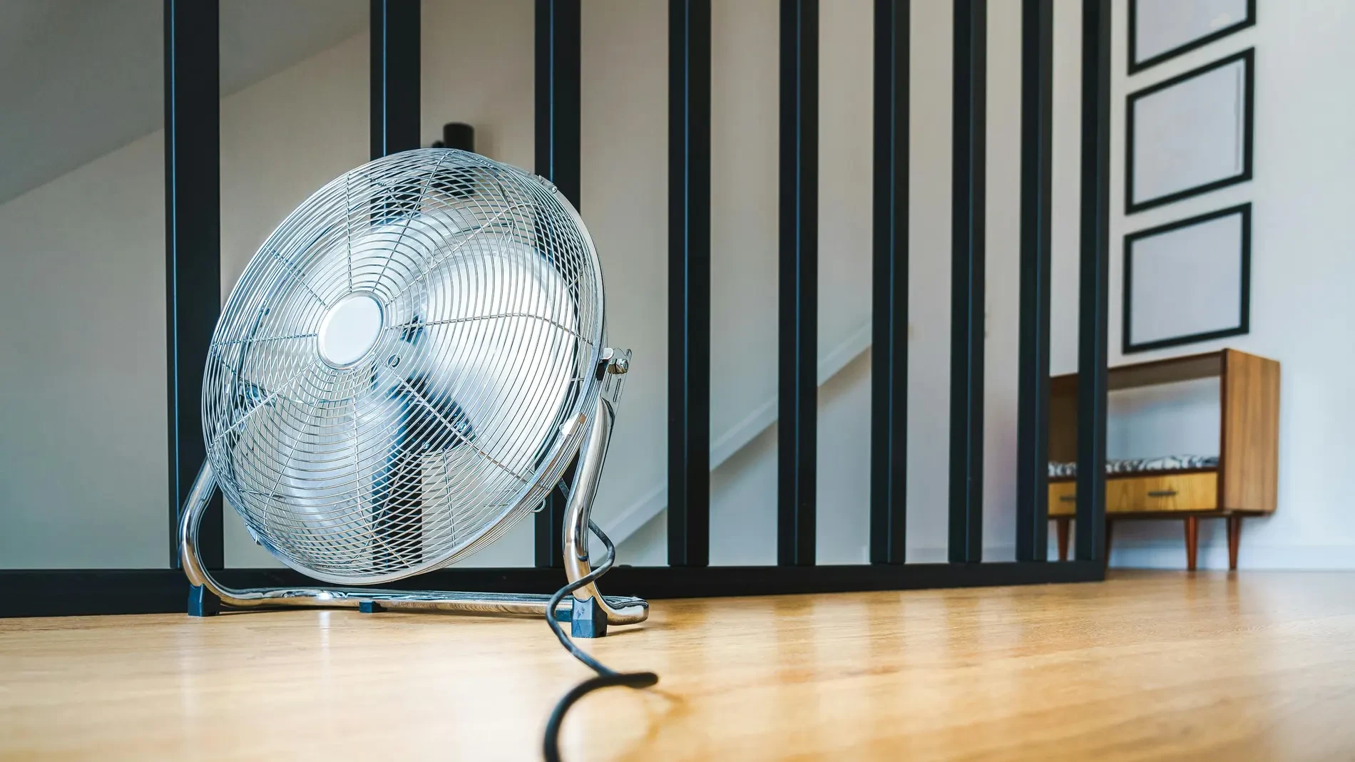 Cómo conseguir que un ventilador enfríe la habitación como un aire acondicionado: así puedes refrescar tu casa