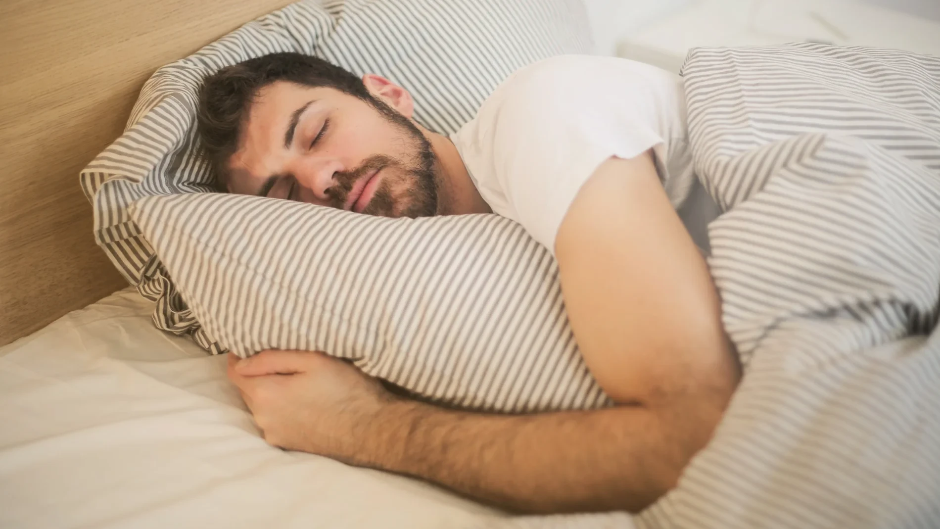 El alimento que un experto en longevidad recomienda tomar una hora antes de dormir y que casi nadie asocia con el descanso