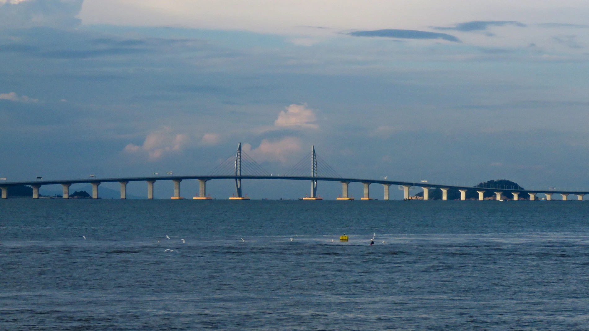 Este es el puente marítimo más largo del mundo: más de 50 kilómetros y reduce un trayecto de tres horas a 30 minutos