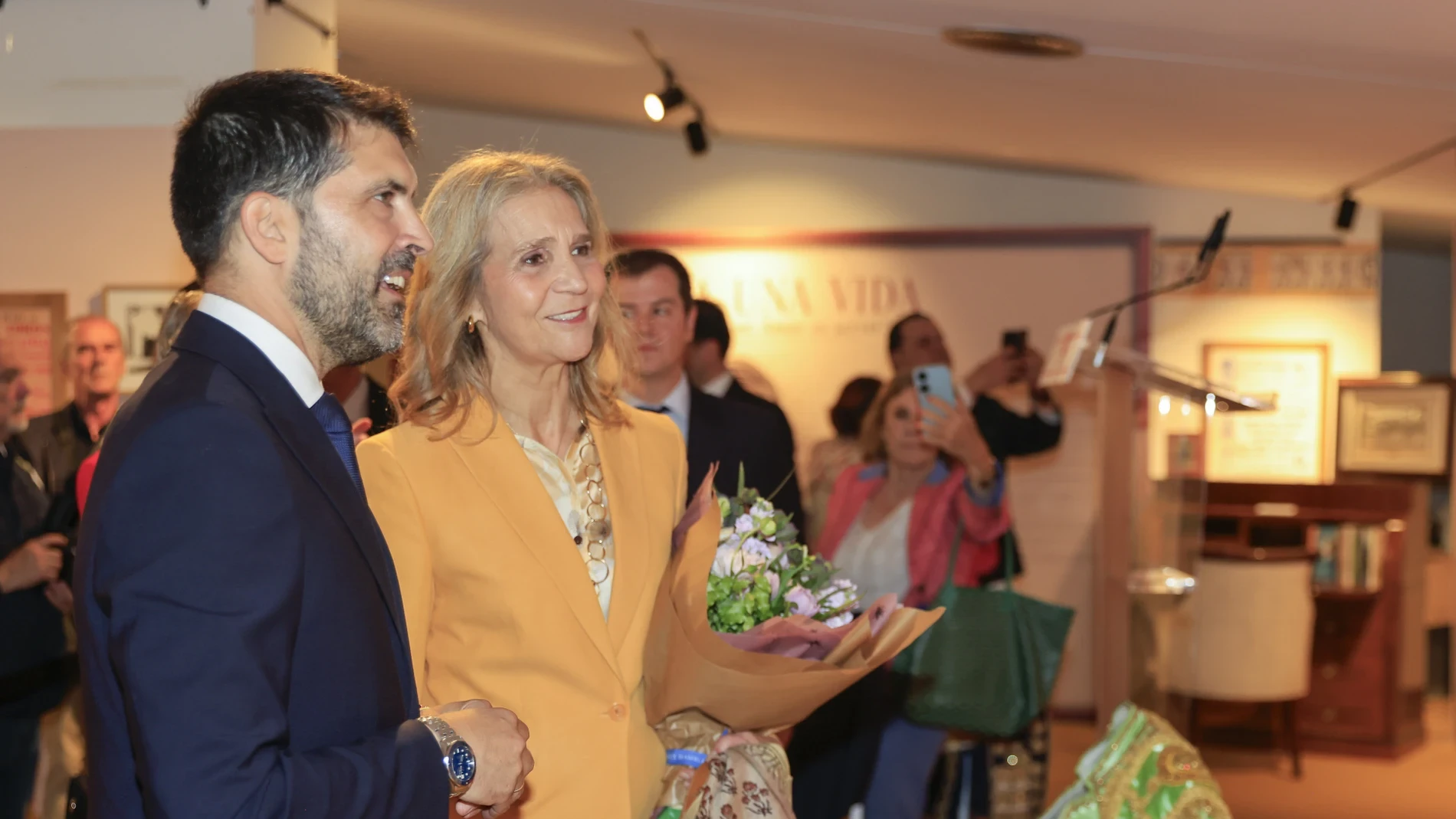 La Infanta Elena recupera el traje más inesperado (y simbólico): el naranja que conecta con la historia de Las Ventas