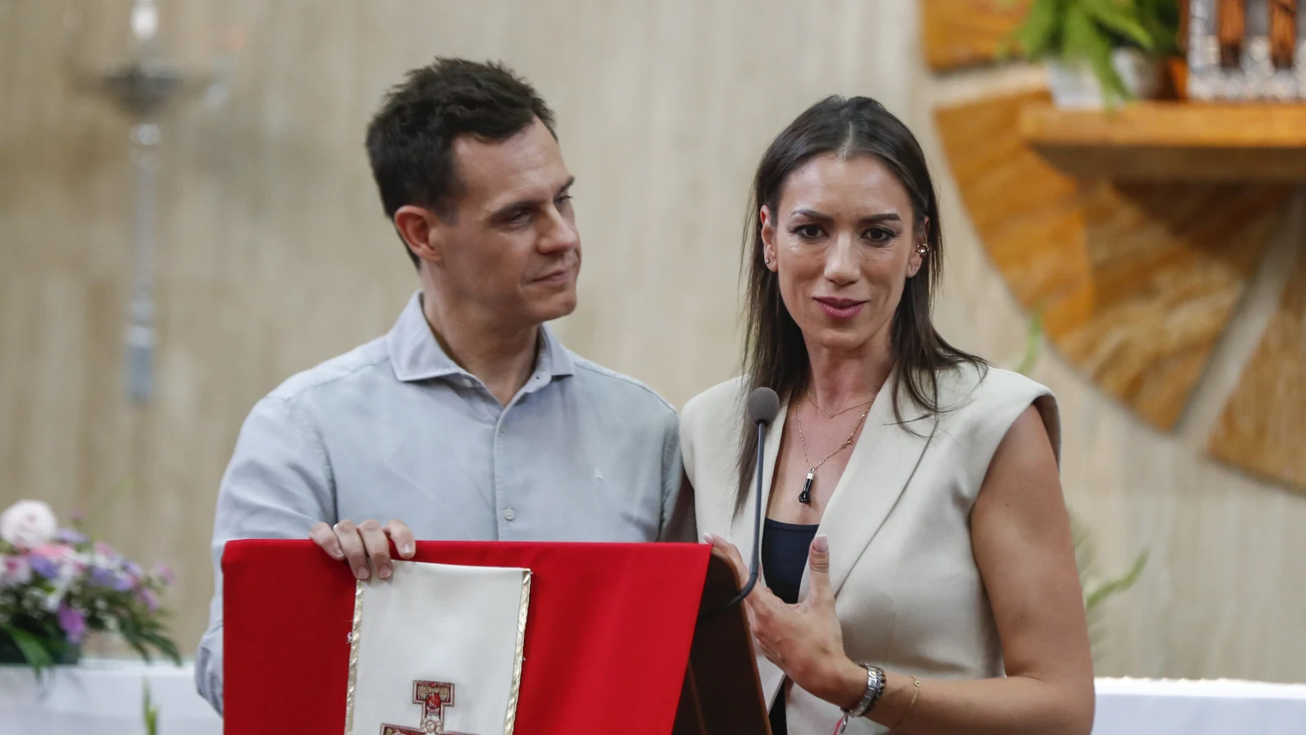 Hablamos con Lander Urquijo y Alejandro de Miguel, diseñadores de Christian Gálvez y Patricia Pardo en su encuentro con el Papa