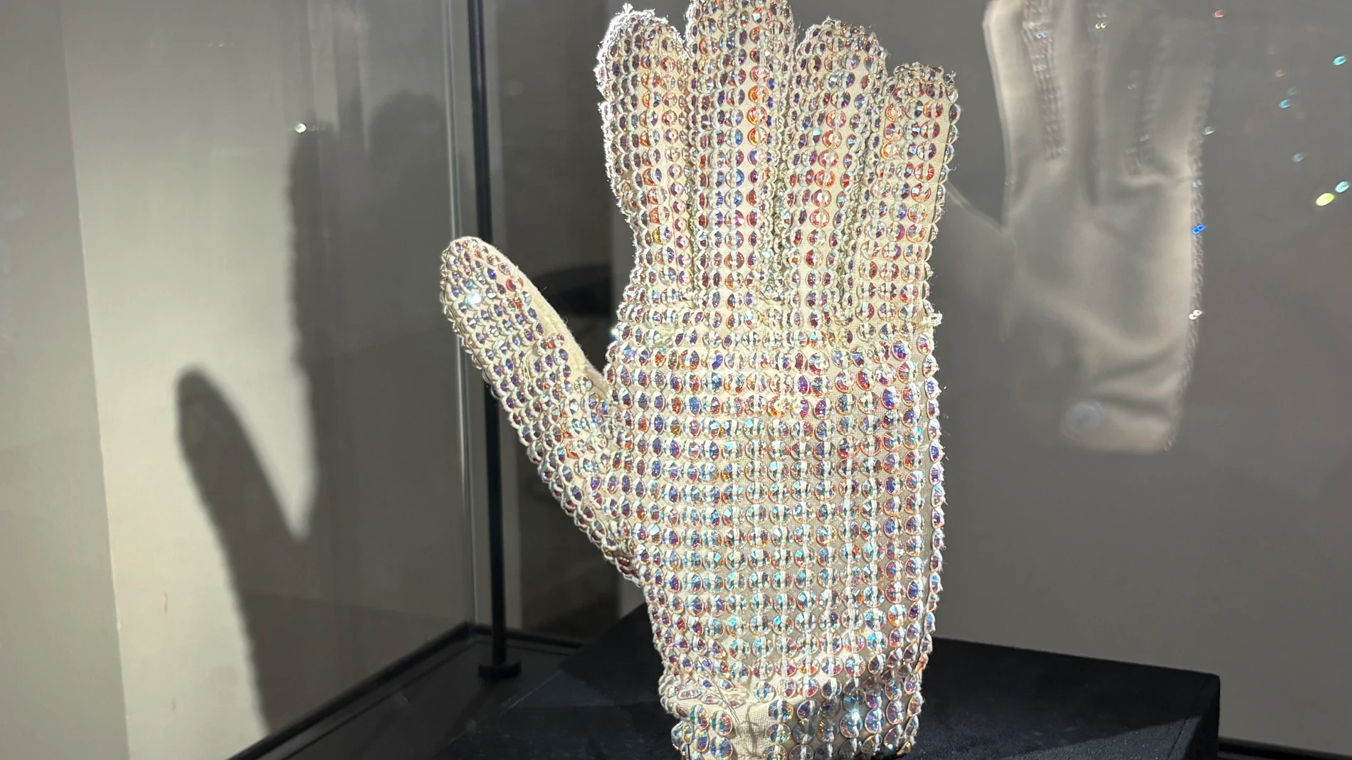Subastan en París por 113.737 euros un guante que Michael Jackson llevó en 1988