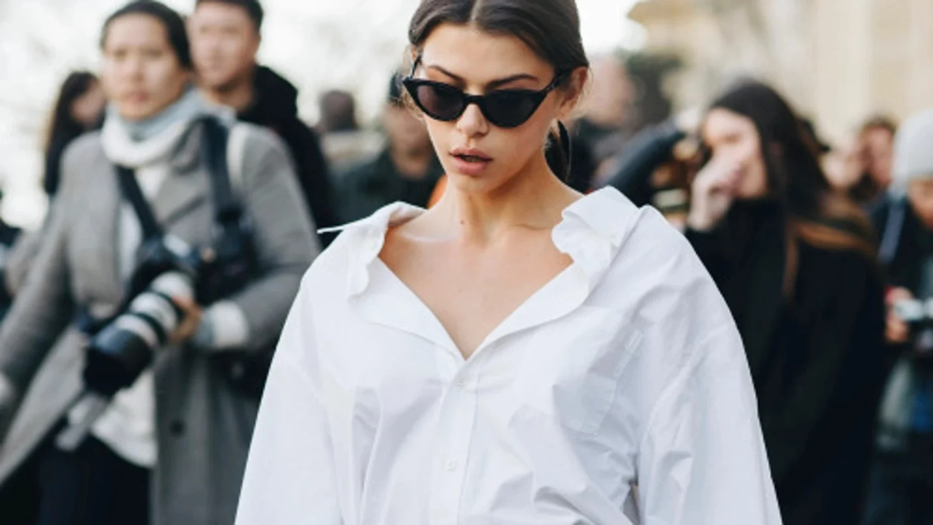 Qué tienen en común los lunares, las botas y la camisa blanca: son tendencias que nunca pasan de moda