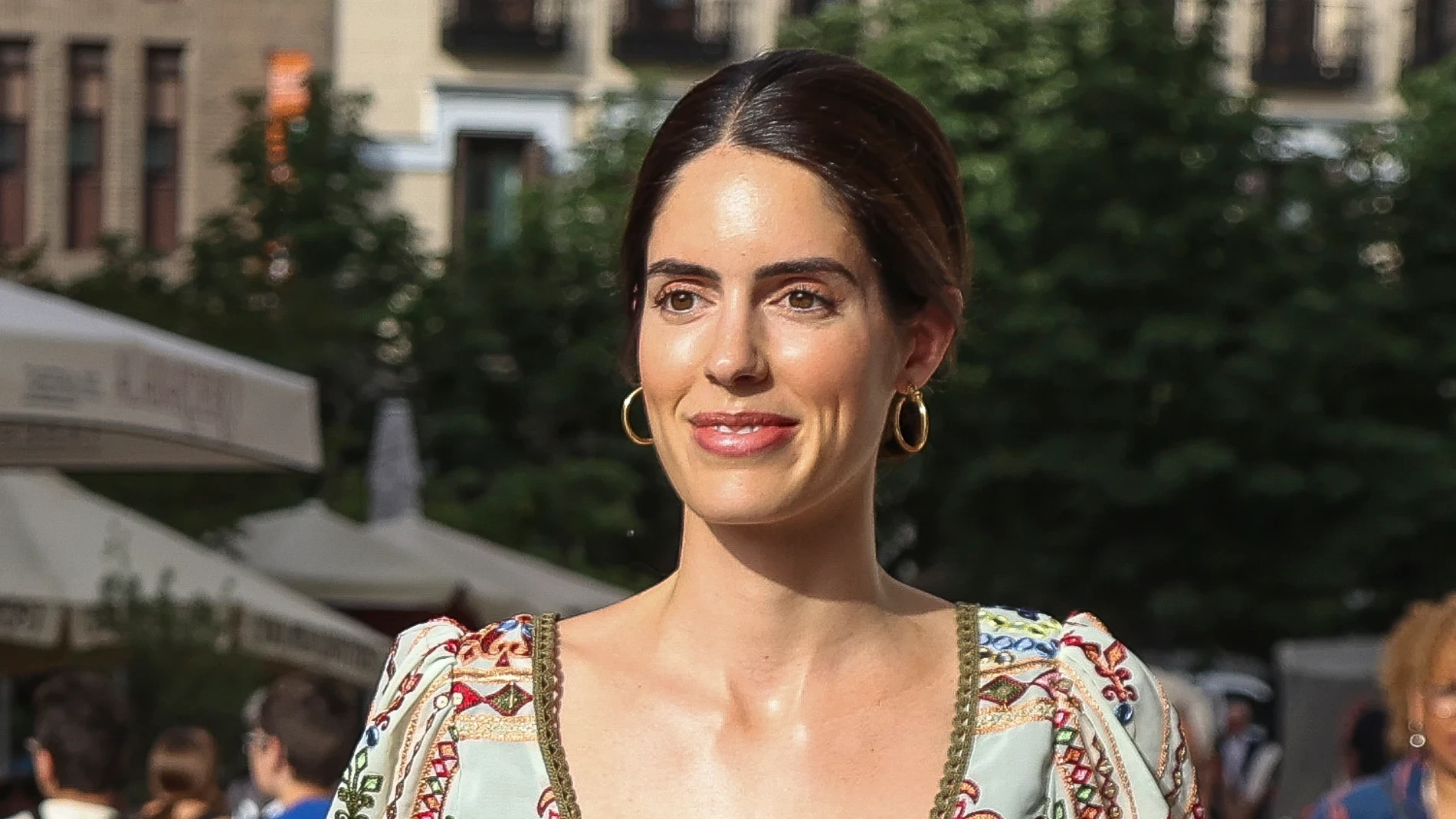 Sofía Palazuelo confirma cuál es el vestido de invitada perfecta más elegante de la primavera: bordados artesanales, marrón chocolate y silueta midi
