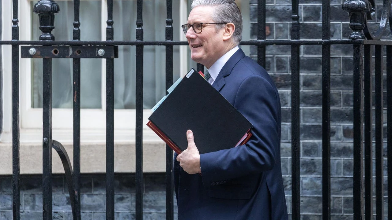 Starmer gana tiempo en medio de la tormenta política