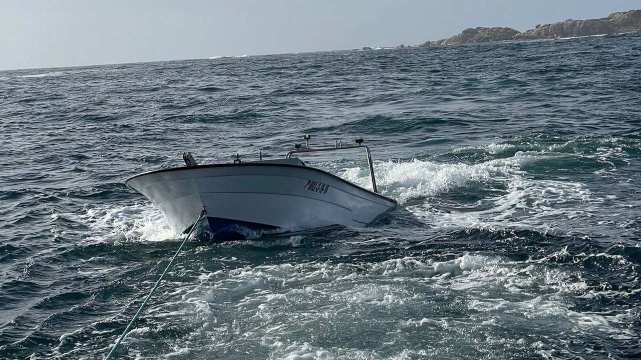 Rescatan a tres tripulantes tras volcar su embarcación por un golpe de mar en Corcubión
