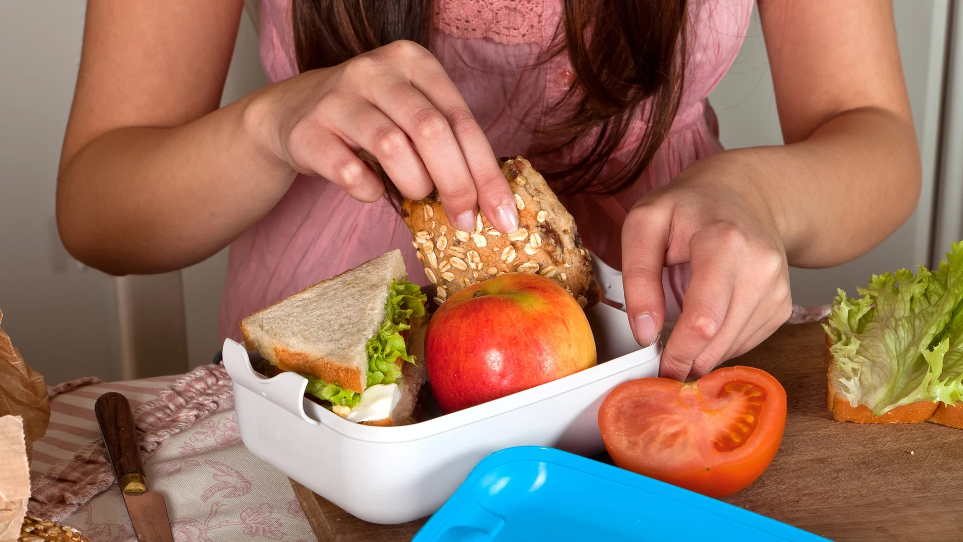 Las personas que bailan al comer provocan sin querer este cambio en su cuerpo