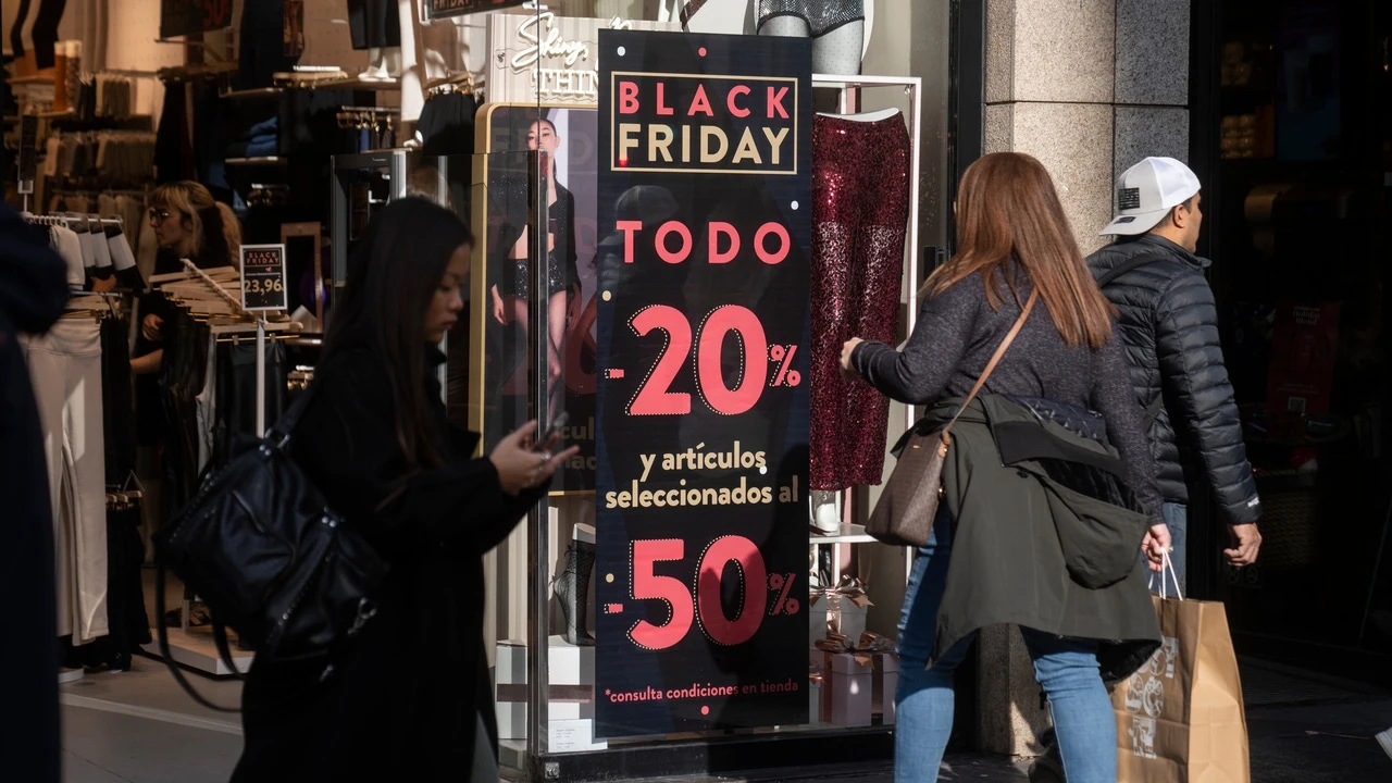 Un tercio de los españoles gastará hasta 500 euros en el Black Friday, pero dos tercios no confían en sus descuentos