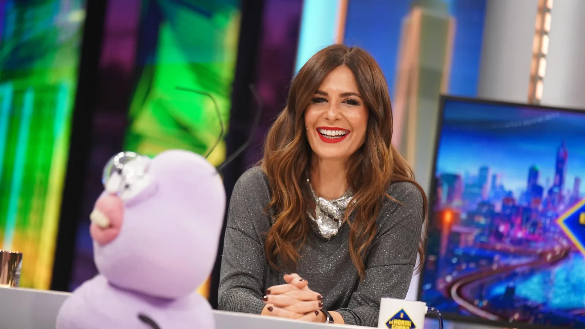 Nuria Roca confirma que el traje gris de raya diplomática es el uniforme más elegante y rejuvenecedor para mujeres +50