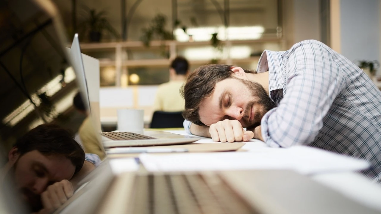 Estás cansado y sin ánimos todo el día: estos son los cinco hábitos diarios que te hacen sentir así