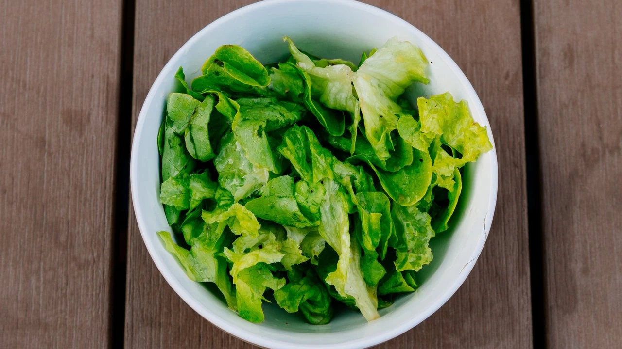 Lavar la lechuga solo con agua no basta: este truco de cocina marca la diferencia