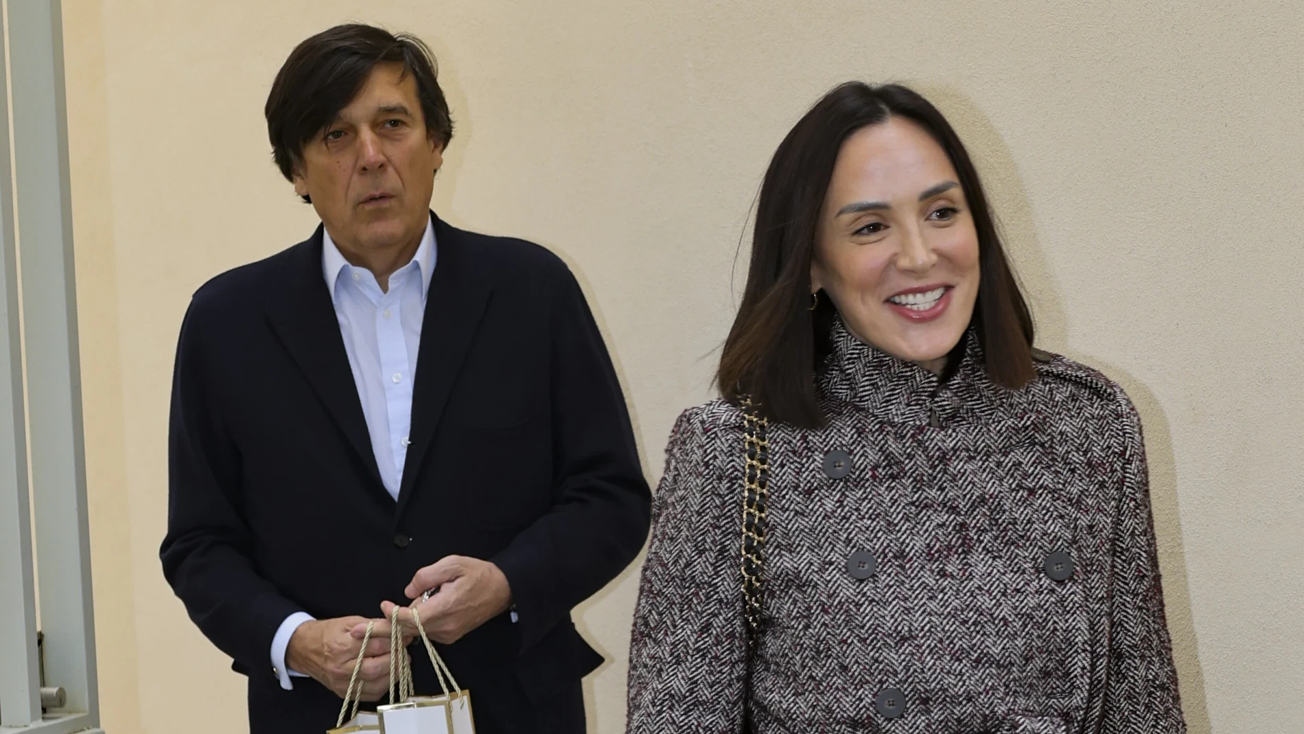 La gabardina de entretiempo perfecta la firma Tamara Falcó y nuestra redacción sabe dónde encontrarla