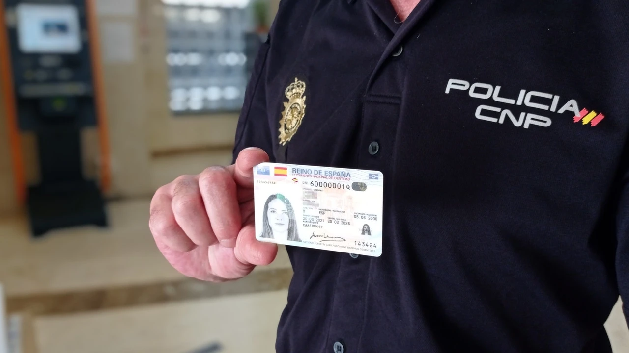 La Policía Nacional avisa: esto te puede ocurrir si falsificas tu DNI o usas el de un amigo para entrar en la discoteca