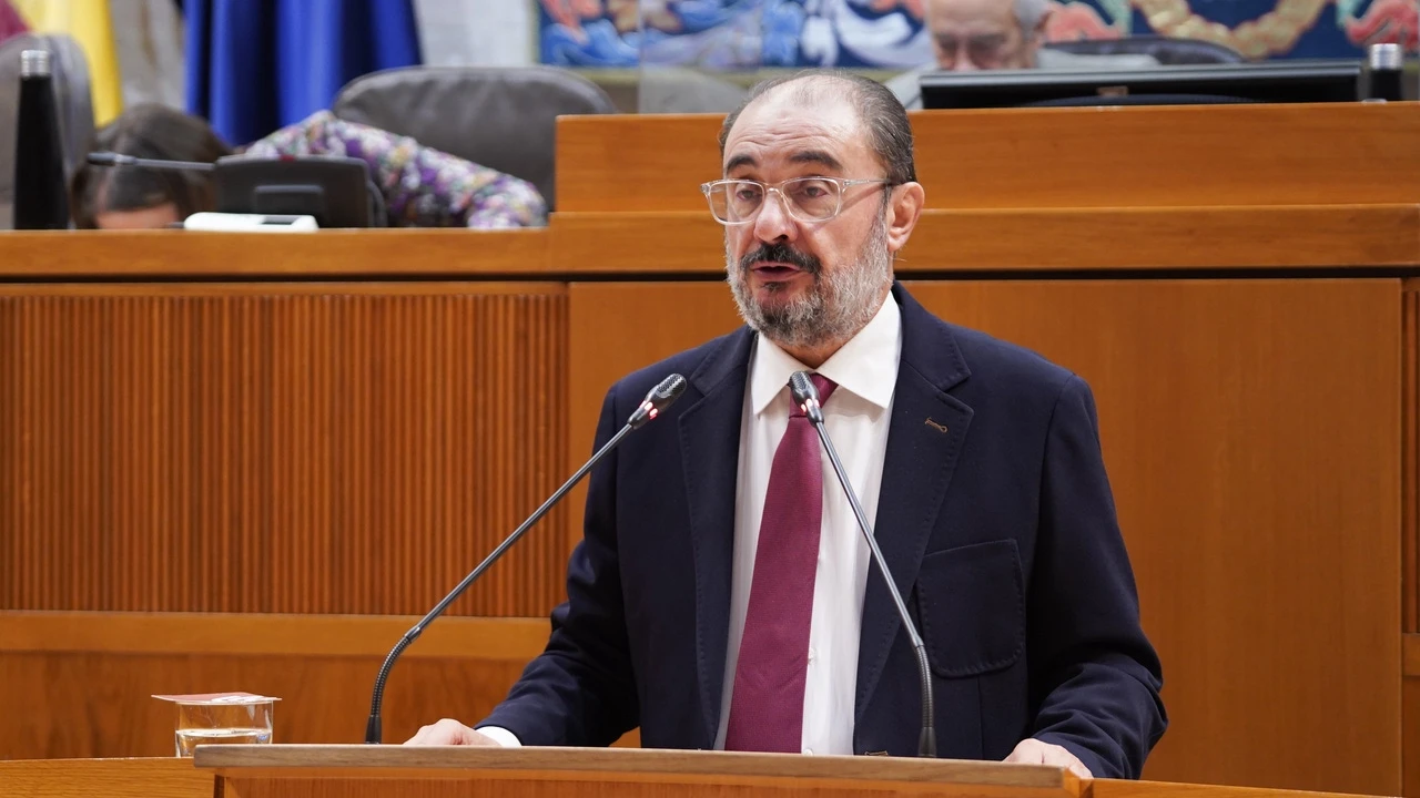 El Congreso homenajea a Javier Lambán con un minuto de silencio en el primer Pleno del curso