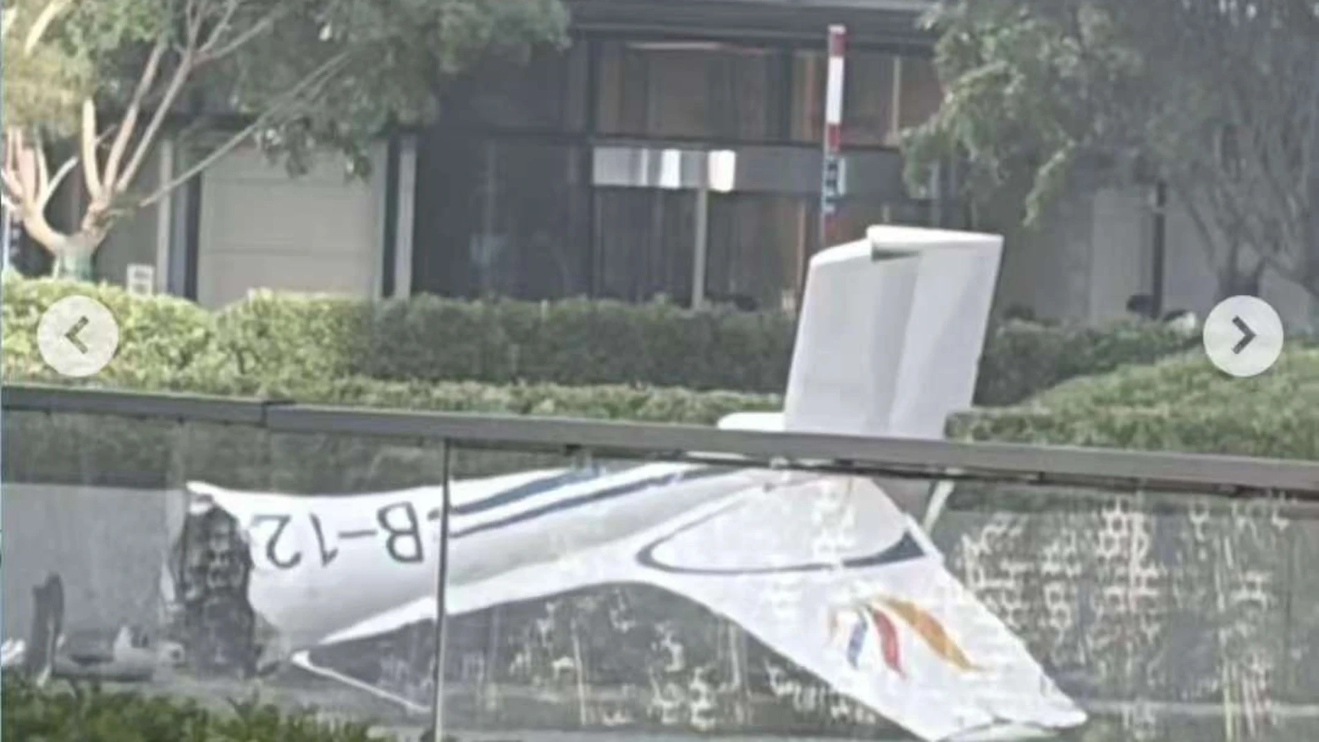 Una avioneta se estrella contra el edificio más alto de Pekín