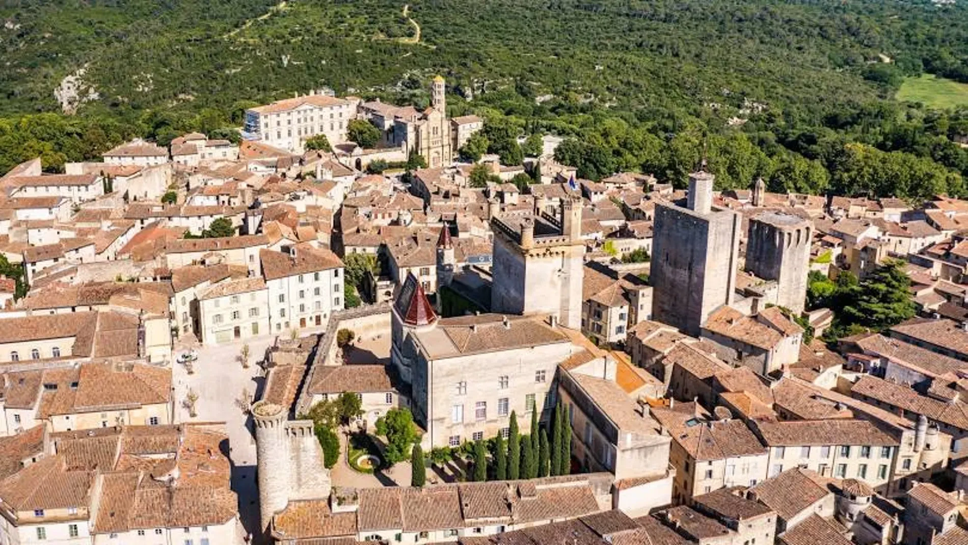 Uzès, la pequeña joya medieval del sur de Francia que pasó de “pueblo decadente” a ser llamada la “Toscana francesa”