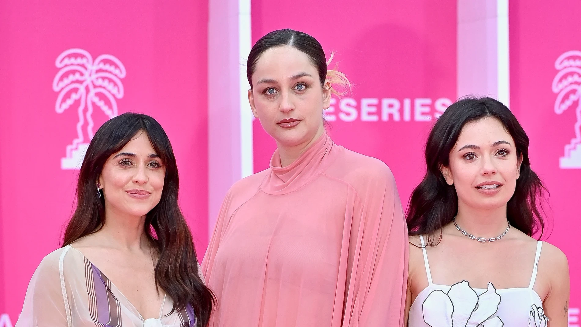 Macarena García, Anna Castillo y Laura Weissmahr protagonizan los mejores vestidos de invitada en la alfombra rosa del Festival de Canneseries