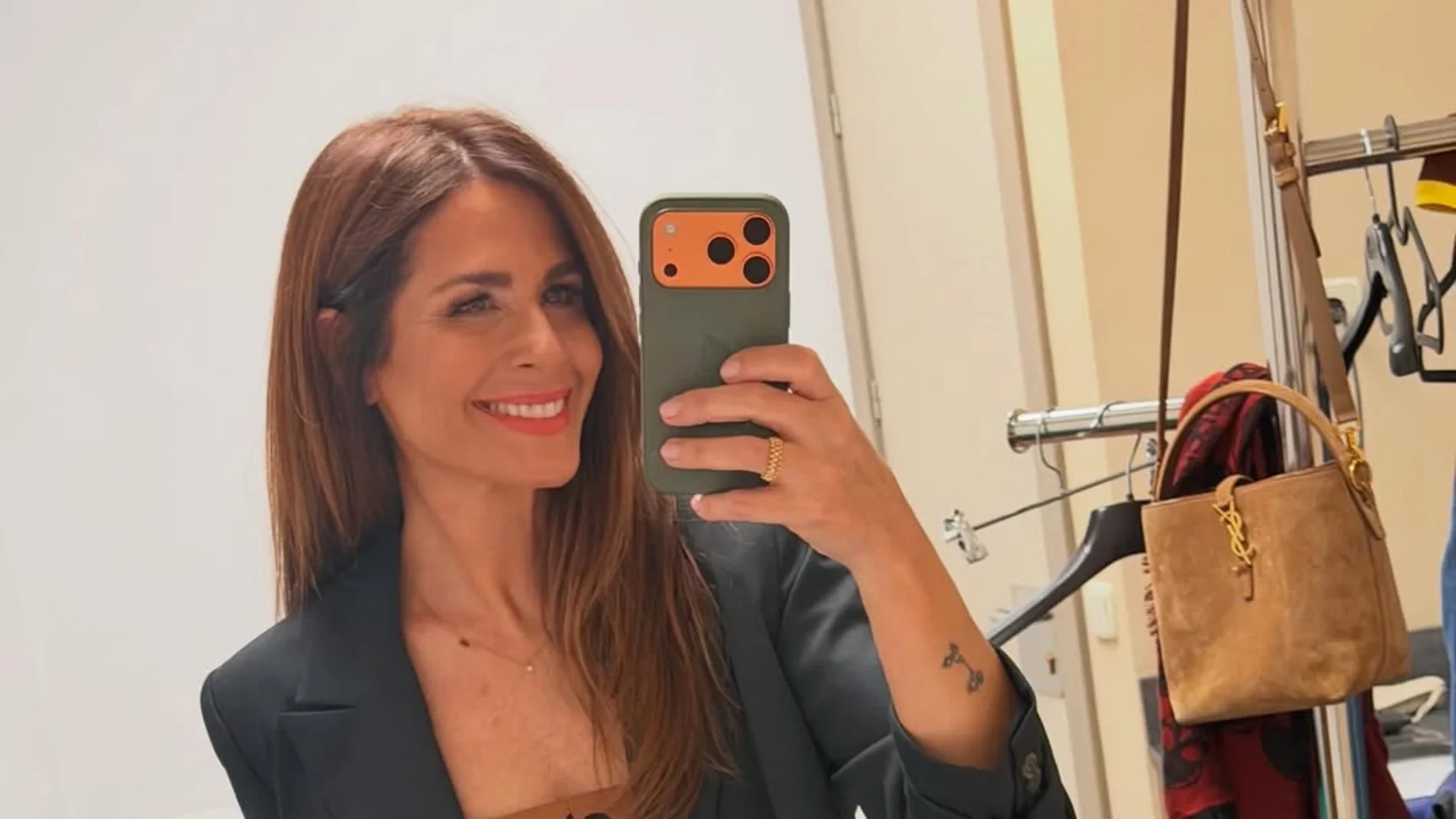 Nuria Roca confirma que el mono de lunares es el look más elegante de primavera y lo combina con blazer para un efecto tipazo inmediato