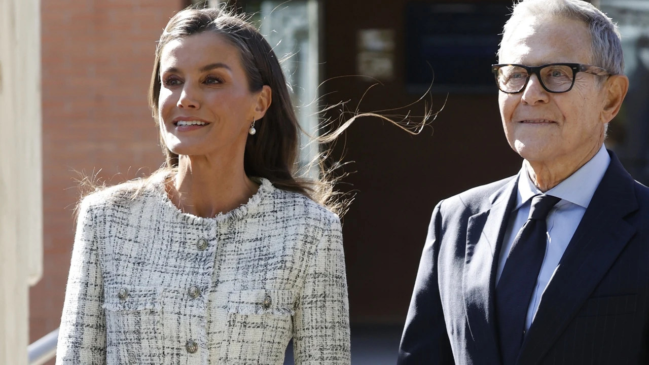 El primer look del otoño de la Reina Letizia es todo tendencia eterna: la chaqueta de tweed más elegante