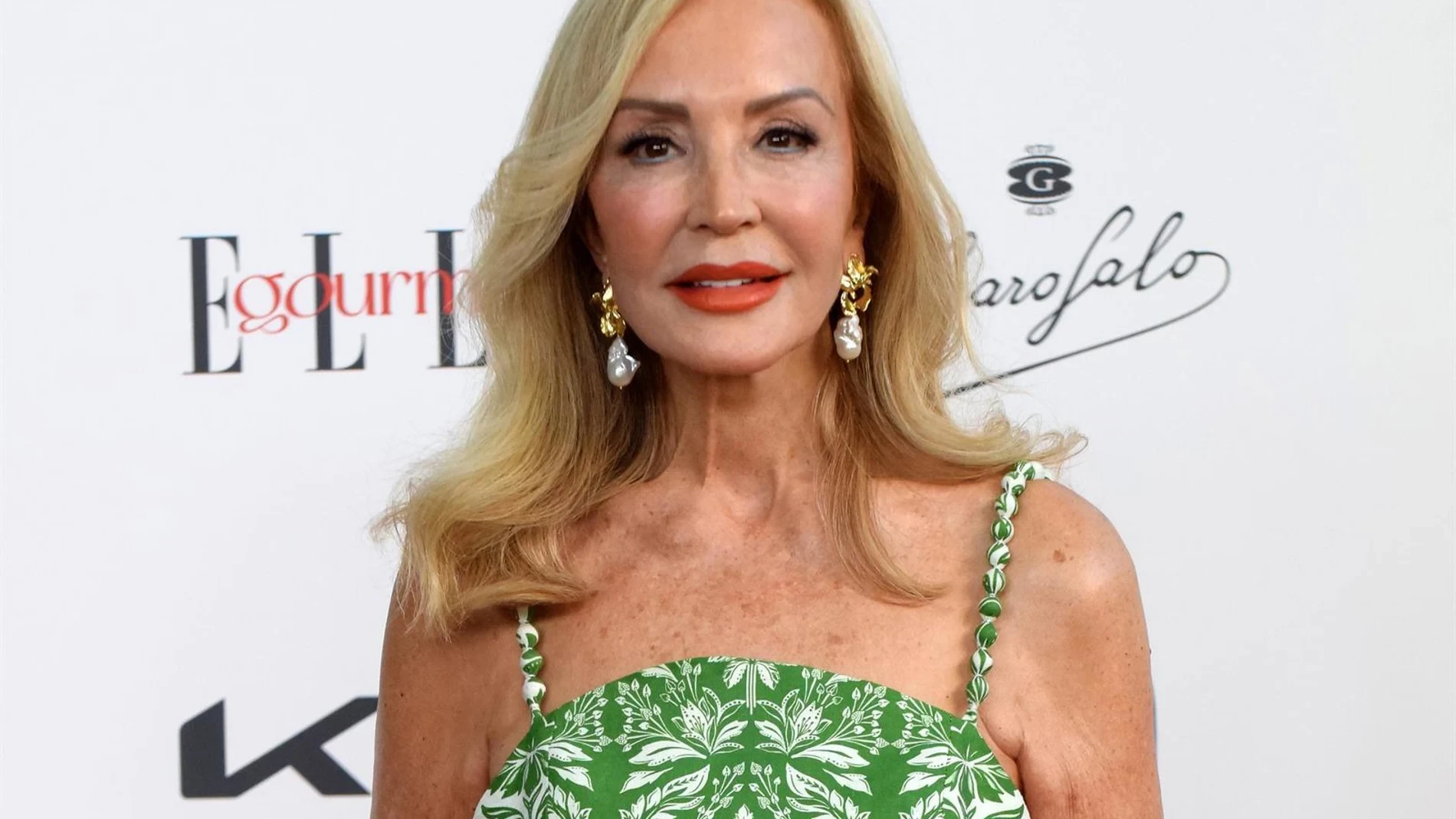 Carmen Lomana confirma en Mallorca que el vestido de rayas parisino sigue siendo el más elegante y favorecedor de su maleta