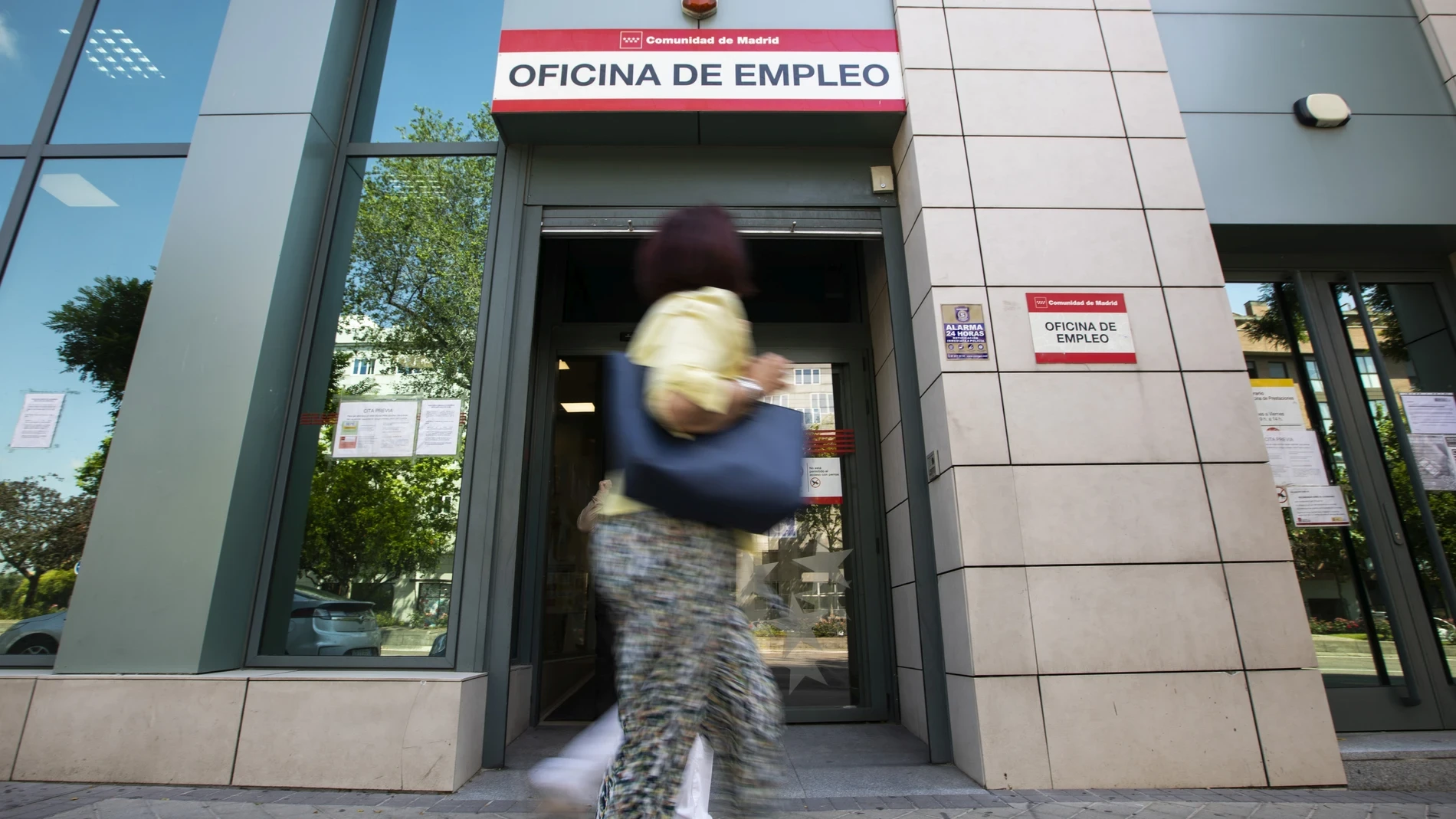 España crea más empleo que nunca, con 231.975 afiliados más en mayo, pero el paro se reduce al menor ritmo desde 2012