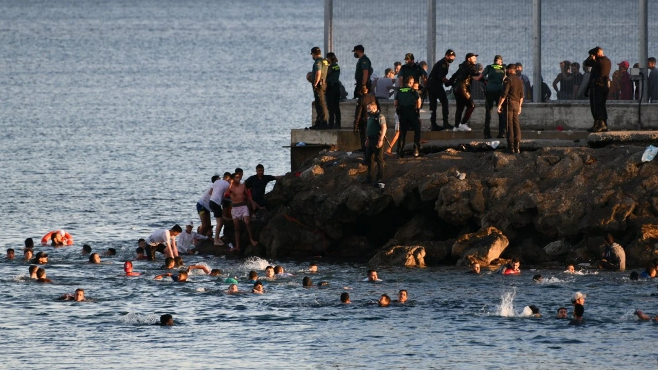 Marruecos aleja de la frontera a 540 inmigrantes que se preparaban para entrar ilegalmente en Ceuta