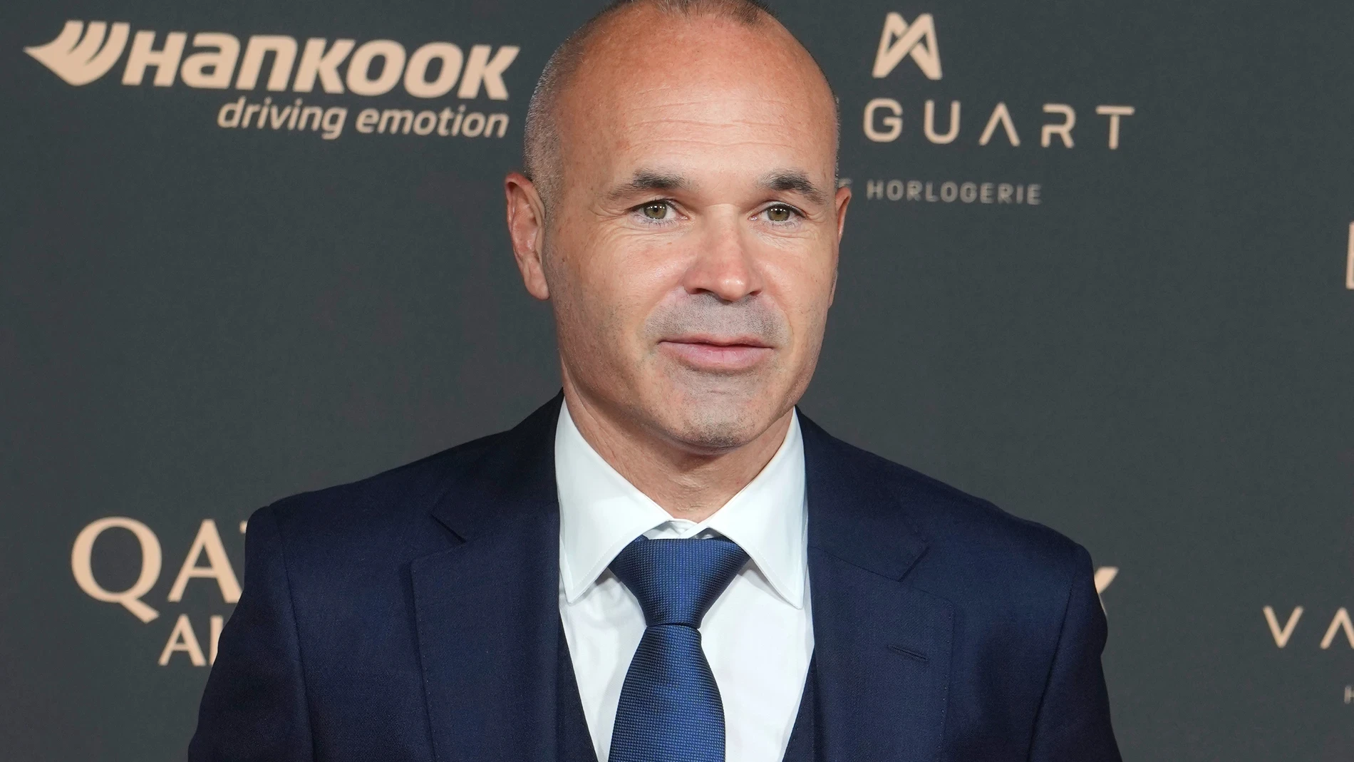 Anuncia el fichaje de Andrés Iniesta como entrenador