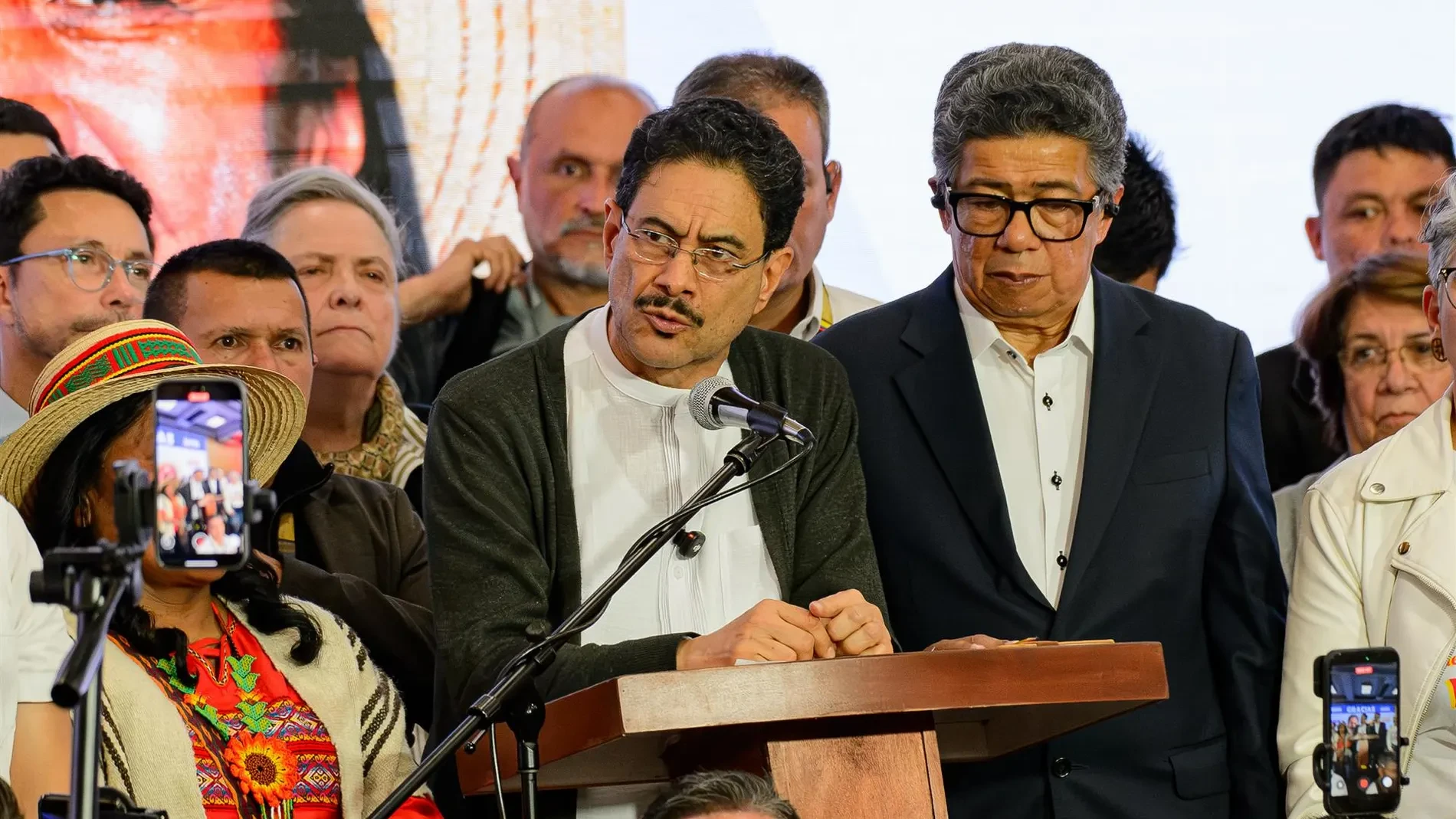 El izquierdista Cepeda admite que no tiene pruebas de irregularidades en su derrota en la primera vuelta de Colombia
