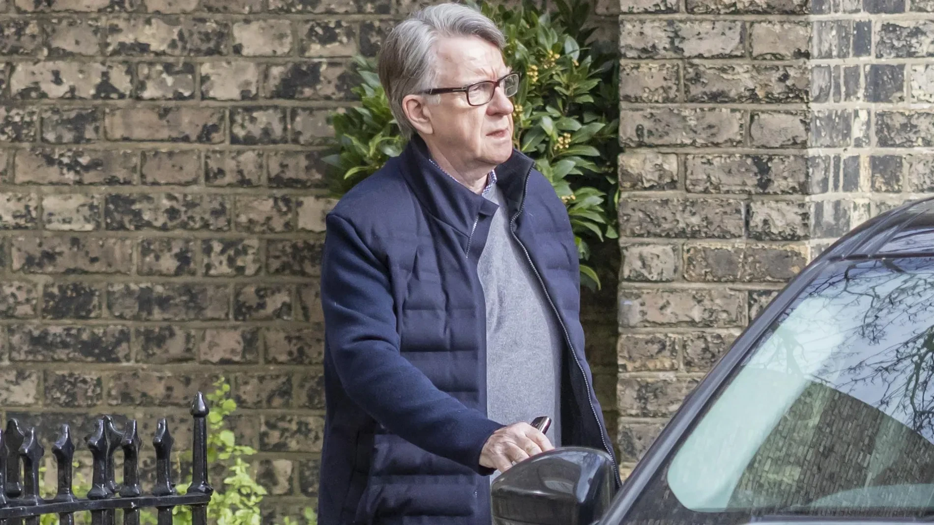 El exembajador de Reino Unido en EE UU, Peter Mandelson, se negó a entregar mensajes de su teléfono al Gobierno