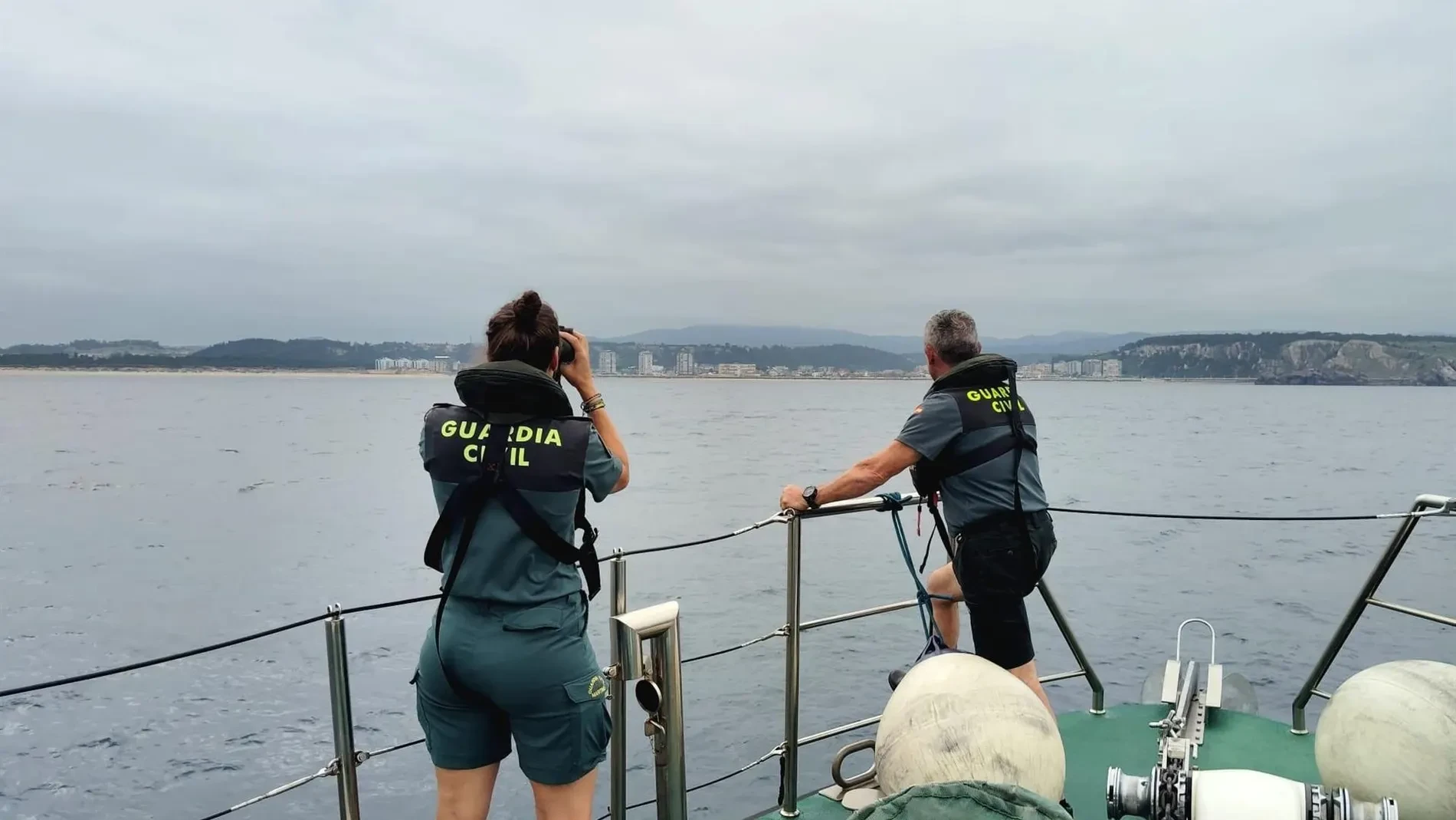 Localizan el cadáver de un joven sumergido en el mar en San Juan de Nieva (Asturias)