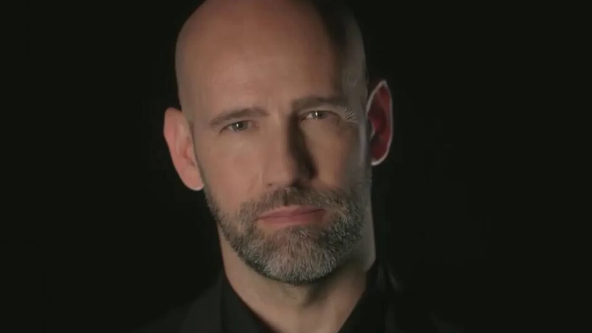 Gonzalo Miró protagoniza la misteriosa nueva promo de RTVE: 