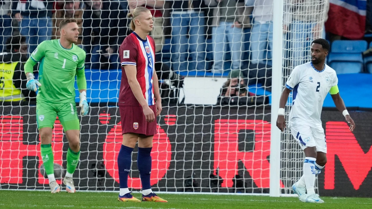 Así falló Haaland dos veces un penalti en el Noruega - Israel