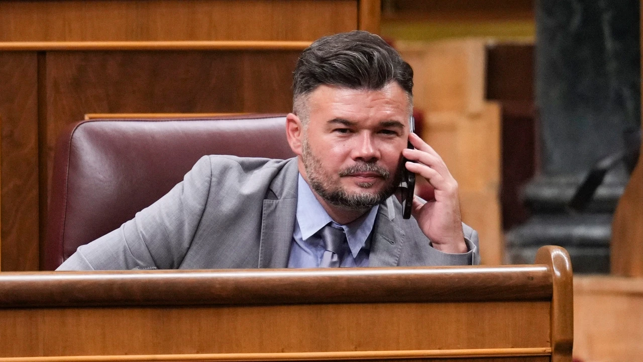 Pedro Delgado critica a Sánchez y a los nacionalistas y Rufián le responde con un recorte de periódico: 