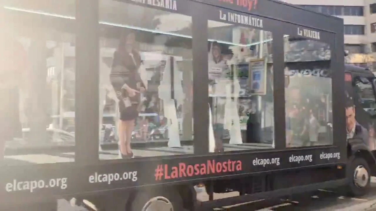 Hazte Oír saca su 'Capo Bus' con imágenes de Begoña Gómez a tamaño real el día en que declara en los Juzgados