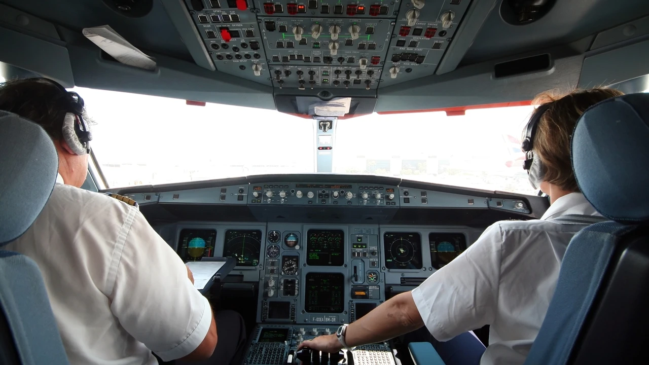 ¿Sabes por qué los pilotos dejan abierta la puerta de la cabina antes de despegar? Este es el motivo real