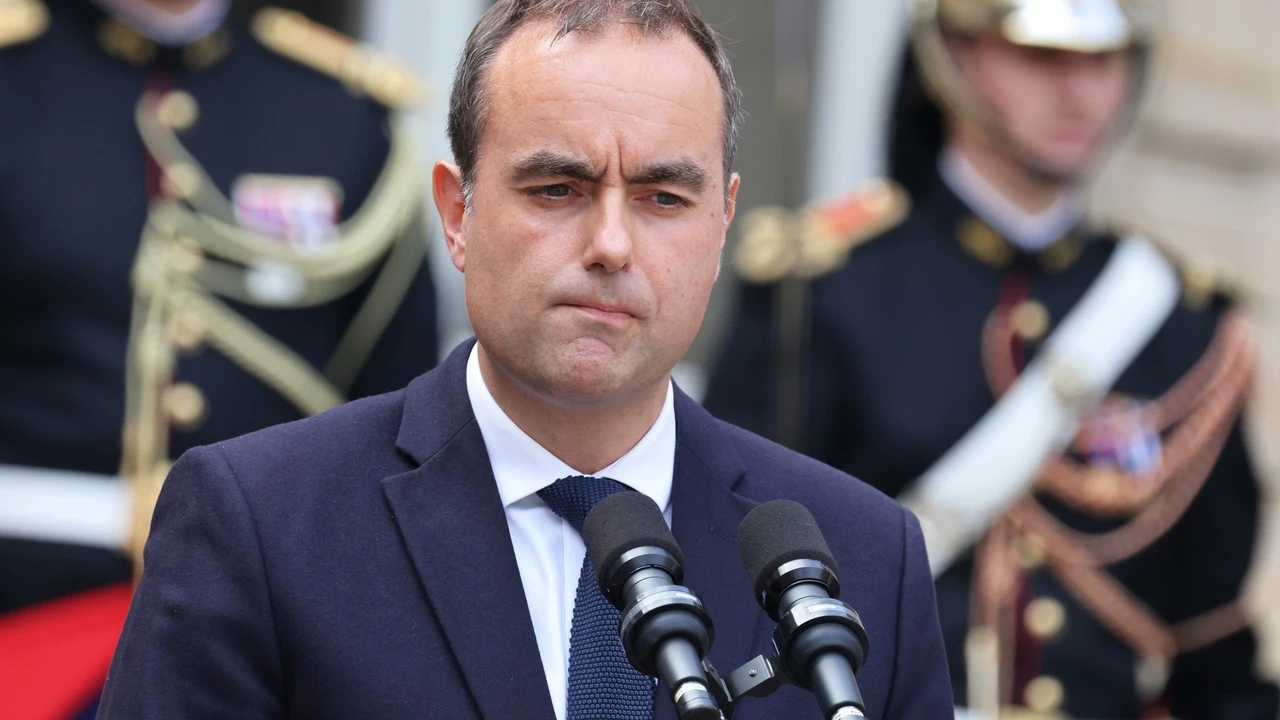 El nuevo primer ministro francés quita el chófer, la protección policial, chófer y el asistente personal a sus predecesores