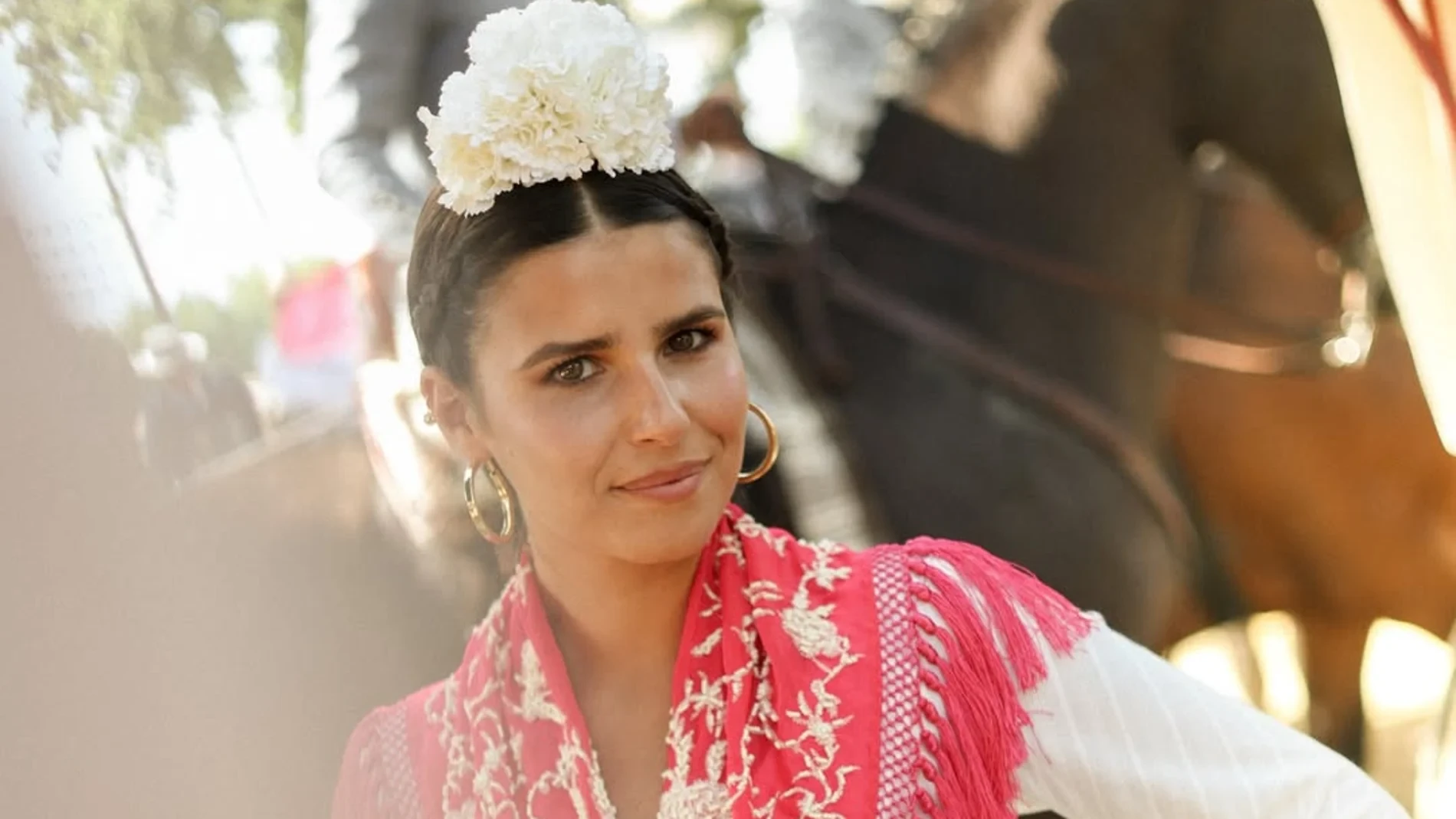 Tana Rivera deja atrás el traje de amazona y se rinde al vestido de flamenca más deseado de la firma de Lourdes Montes en el Real de la Feria de Abril