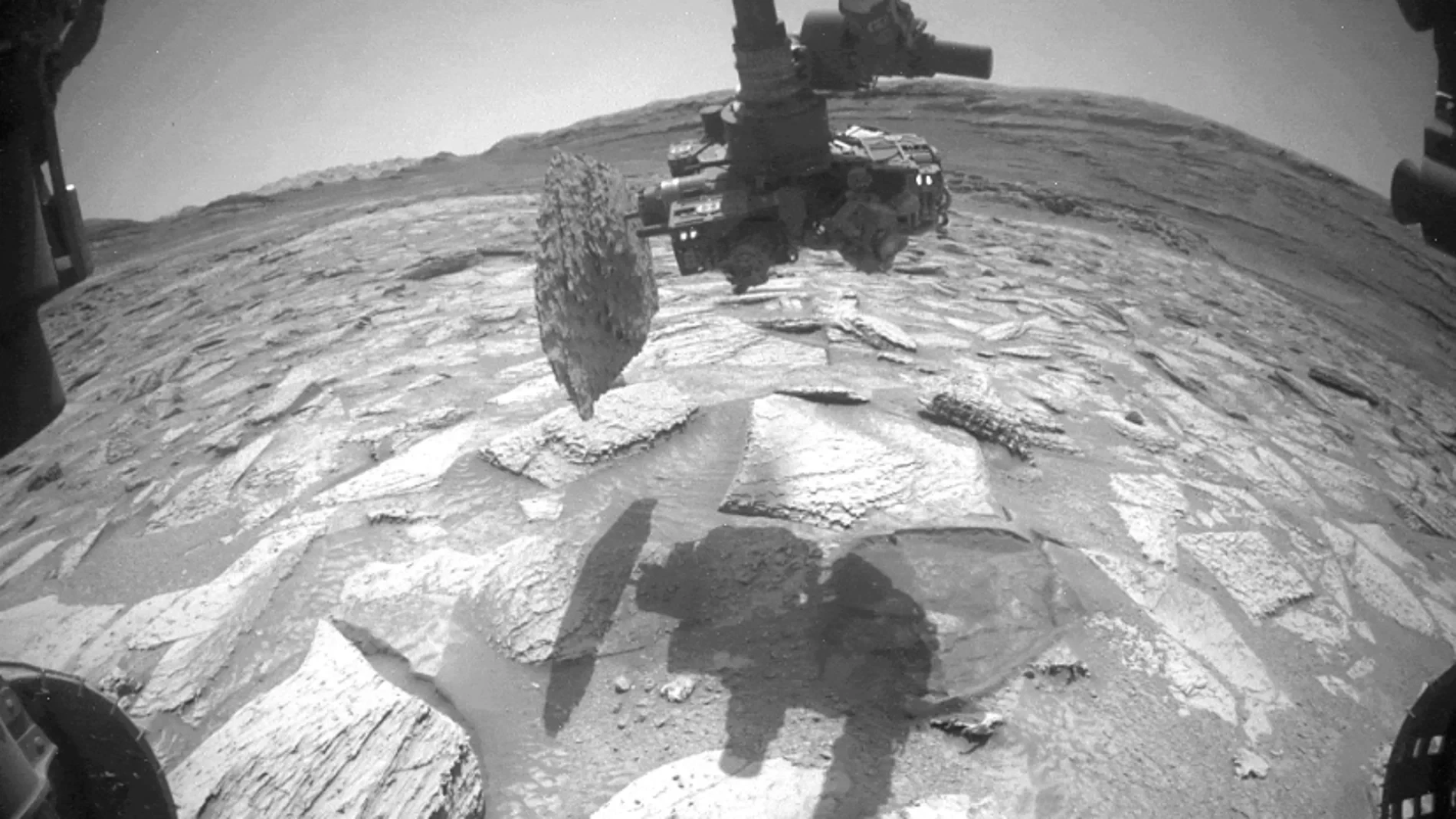El taladro del rover Curiosity de la NASA estuvo atascado durante 6 días con una roca marciana de 13 kilos