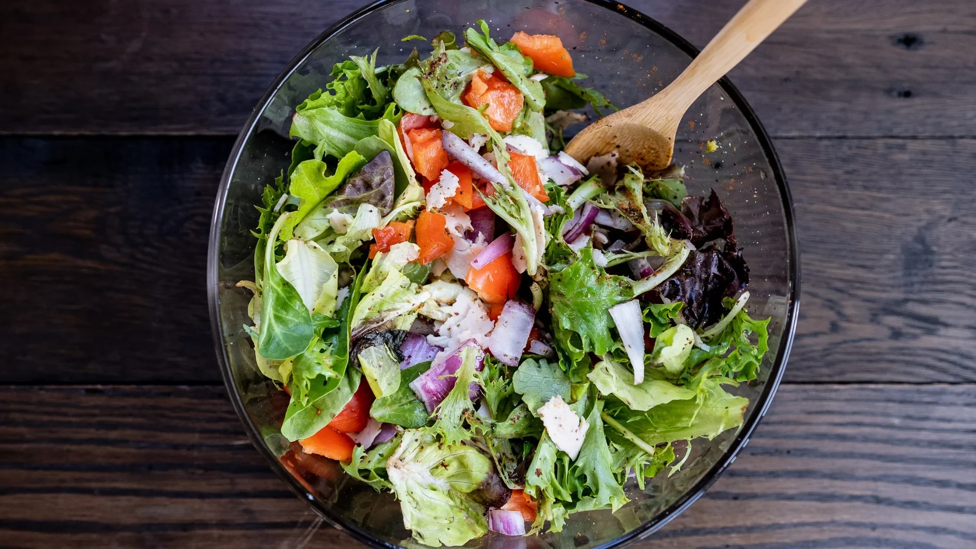 La ensalada definitiva con la que se pueden adelgazar muchos kilos: puedes comerla hasta llenarte y aún así bajarás de peso