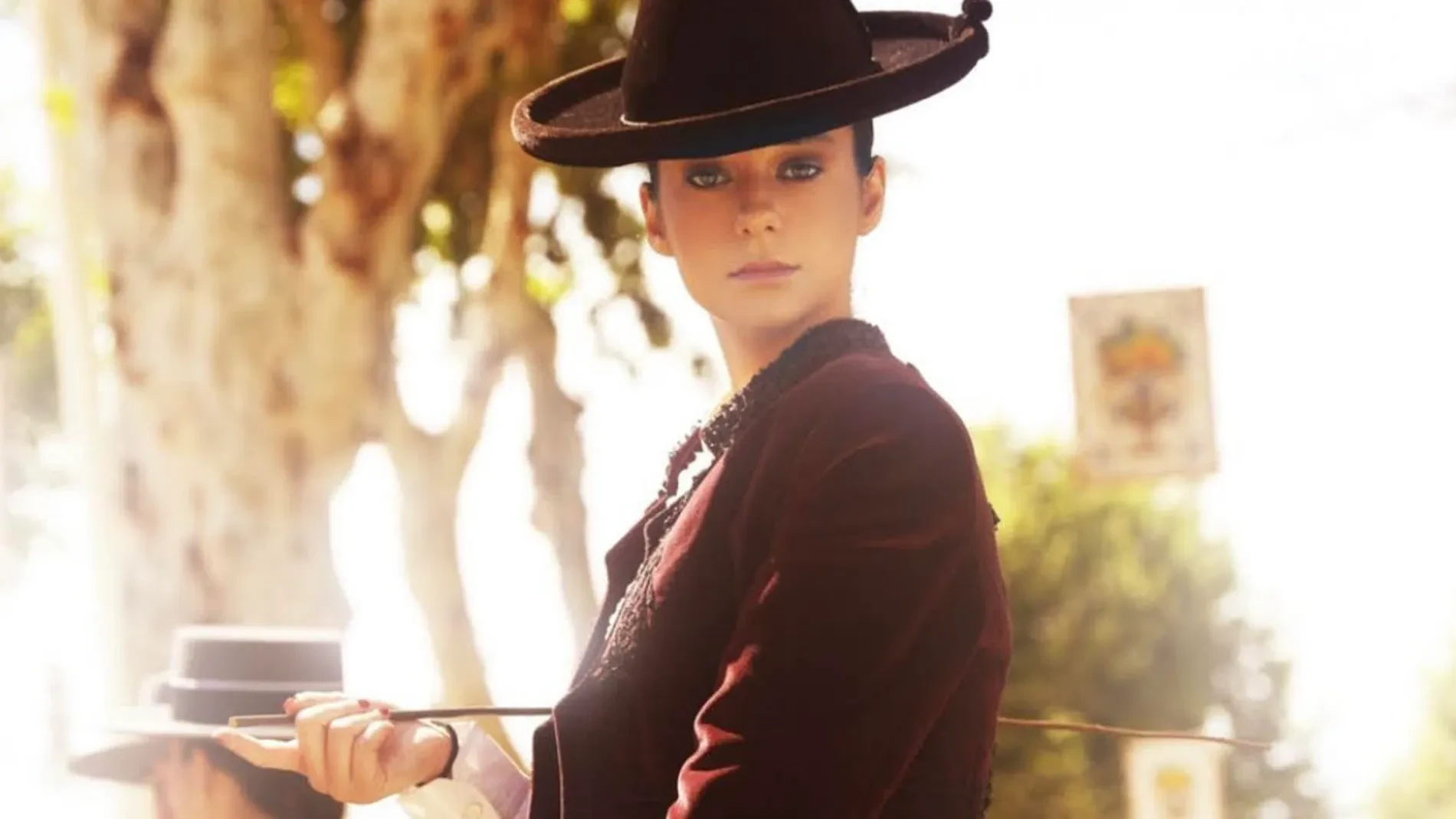 Victoria Federica ya está lista para la Feria de Abril 2026 con su look más inesperado a caballo: top halter y pantalón de vestir en clave ecuestre