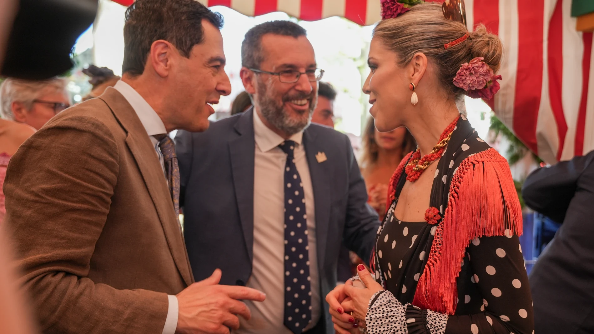 Manuela Villena eleva el traje de flamenca en la Feria de Abril: el vestido de lunares en blanco y negro que redefine el estilo clásico