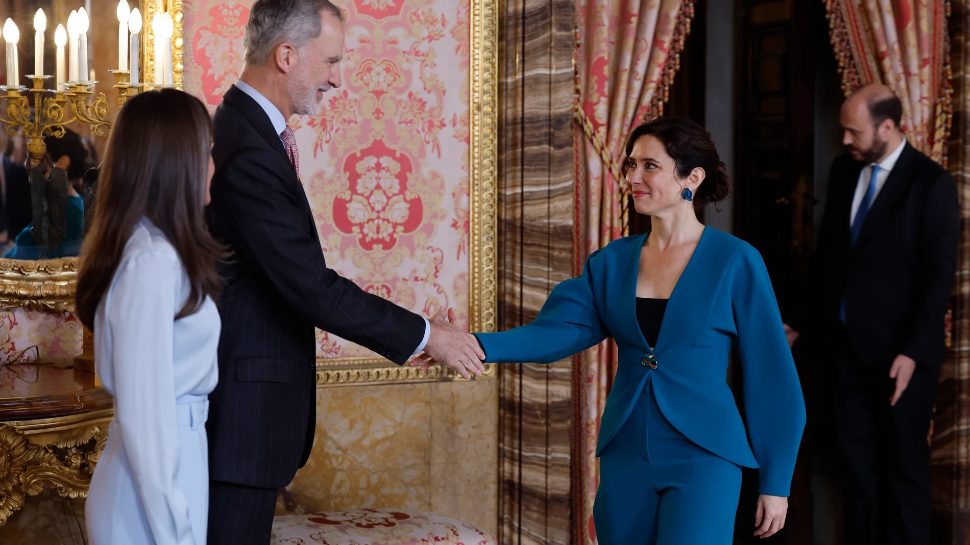 Ayuso sorprende en el Palacio Real con el traje turquesa más poderoso de firma sevillana: diseño arquitectónico y efecto tipazo por 1.200 euros